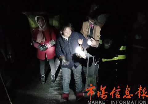 女生凌晨摸黑走山路，好心人捎回城