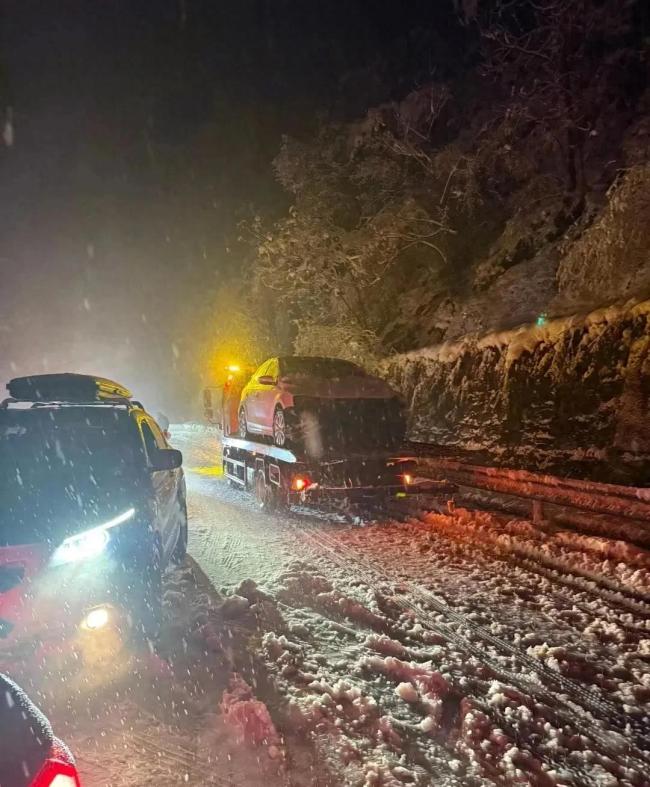 高速暴雪返乡之路，从白昼到黑夜的漫长等待