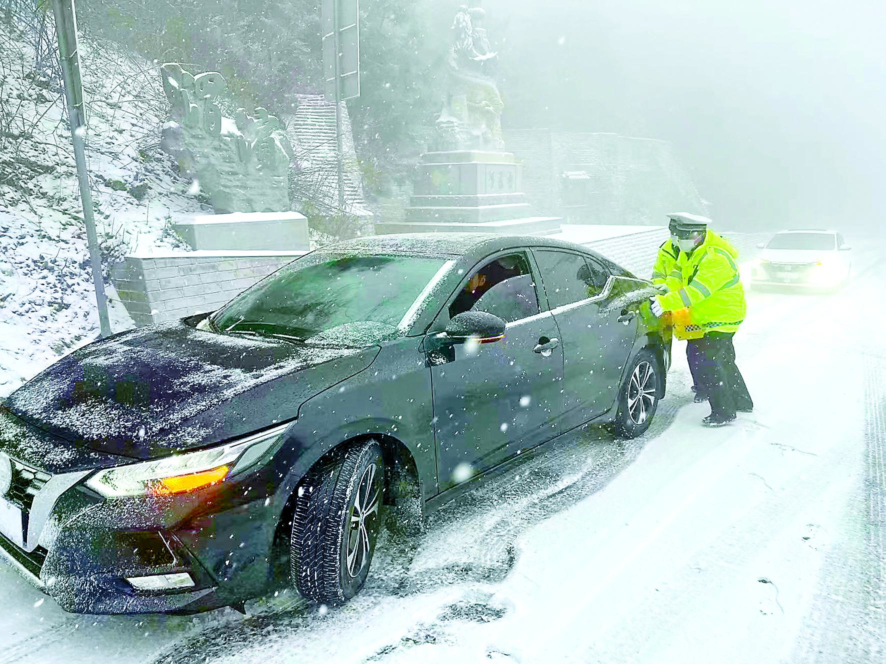 暴雪下的春运回家路，挑战与坚韧