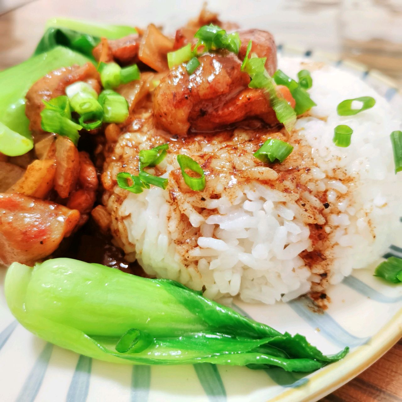 黑椒鸡丁甜辣八爪鱼红烧猪蹄肉汤拌饭——美食的诱惑