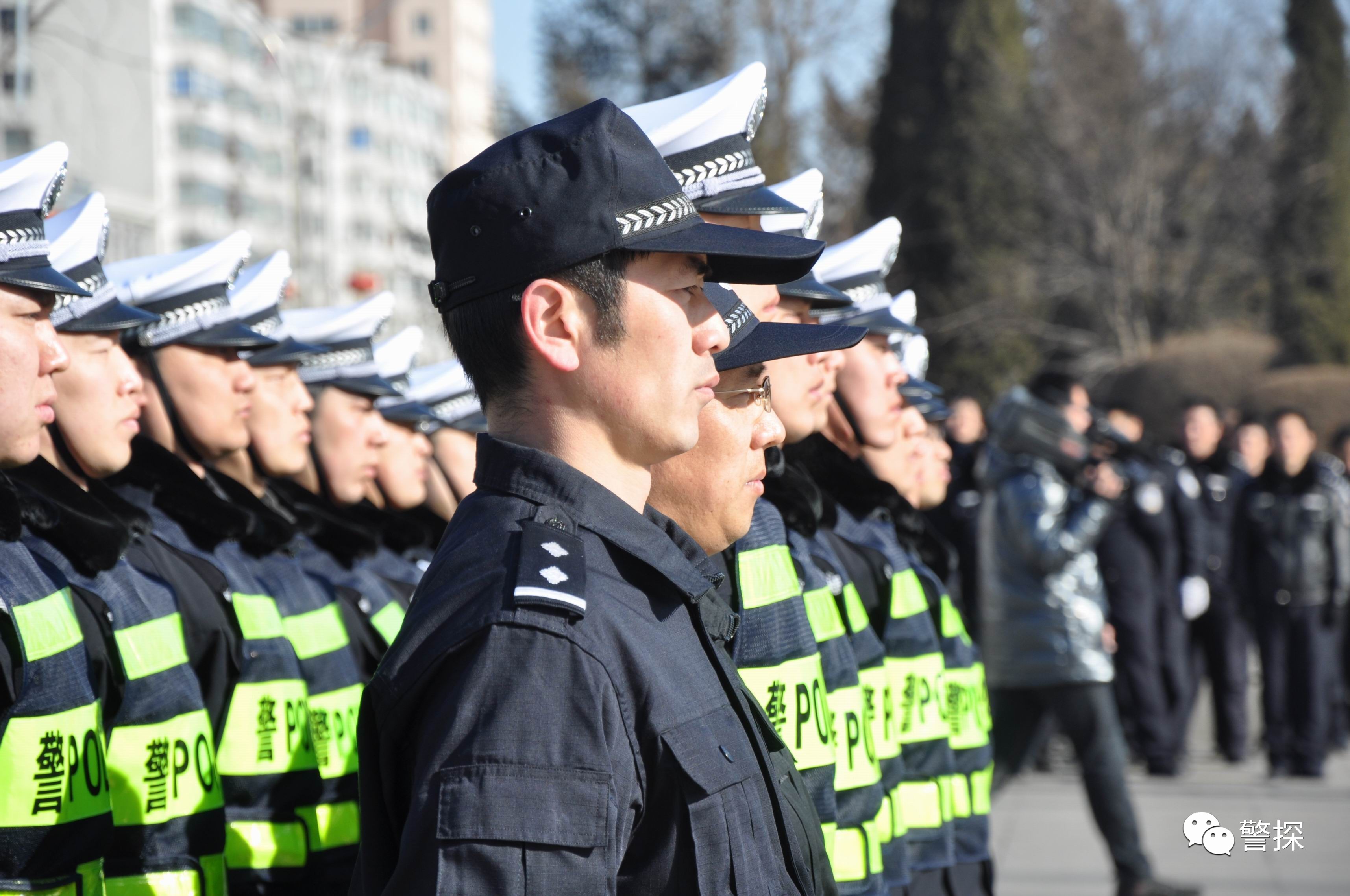 男子惊爆执勤交警为狼狗队！真相究竟如何？警方深夜传唤背后隐藏了什么故事？！揭秘事件全经过。