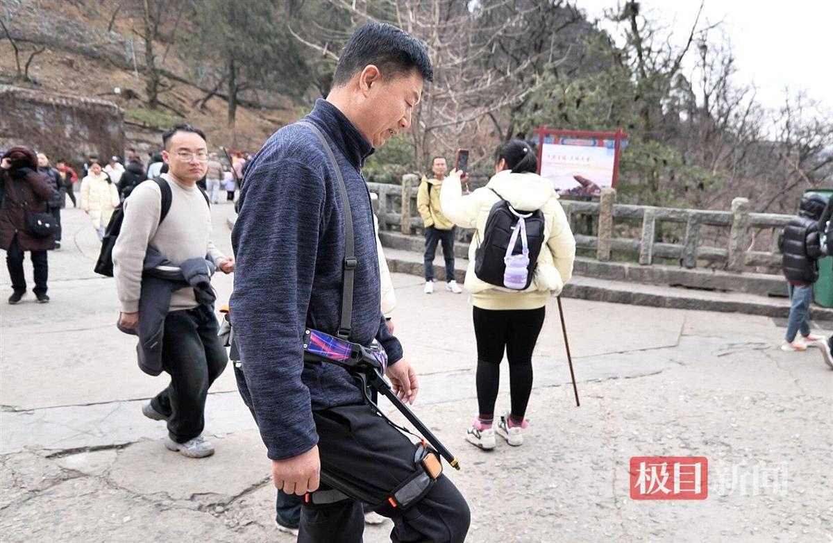 惊！景区‘机器腿’竟能让人脚踩风火轮？穿上它，瞬间体验‘飘’上天的魔幻之旅！