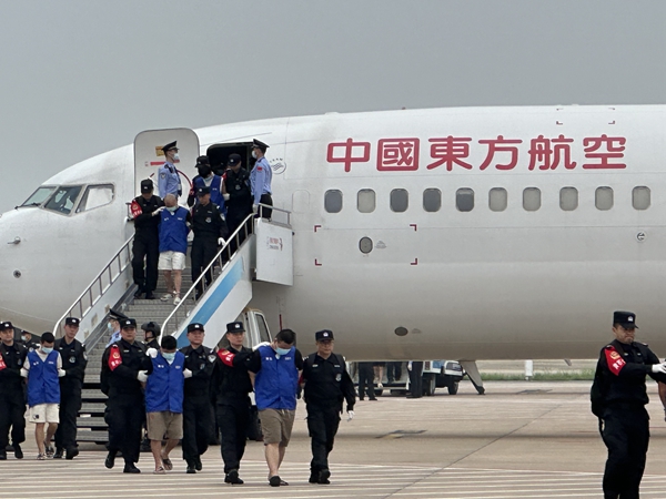 惊心动魄！中方包机紧急接回缅甸电诈园遣返人员，背后真相让人捏把汗！