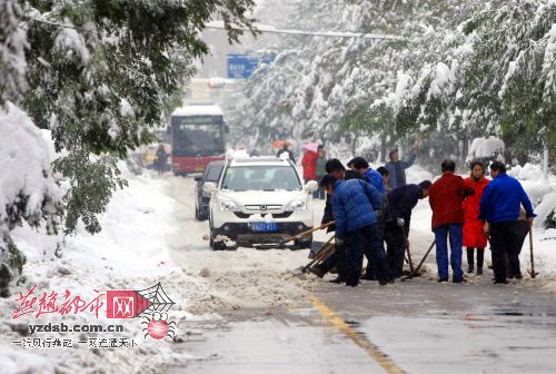 石家庄大雪突袭，城市瞬间‘雪崩’？背后真相让人震惊！