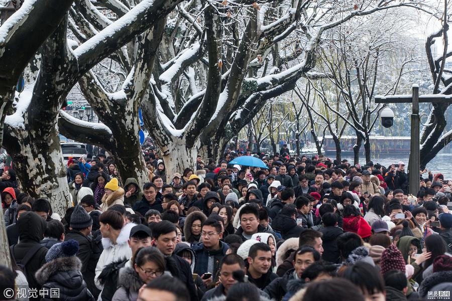 上万人涌向杭州周边赏雪致交通拥堵