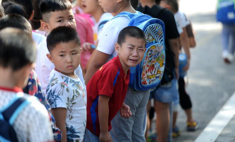 放学瞬间泪崩！小男孩被爸爸抱住后大哭，背后原因令人心疼…