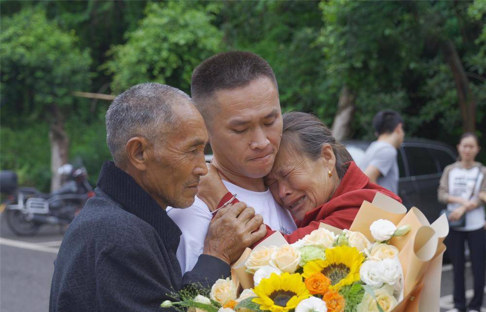 泪目！91岁老兵苦寻61年终圆梦，父子重逢瞬间全场泪崩