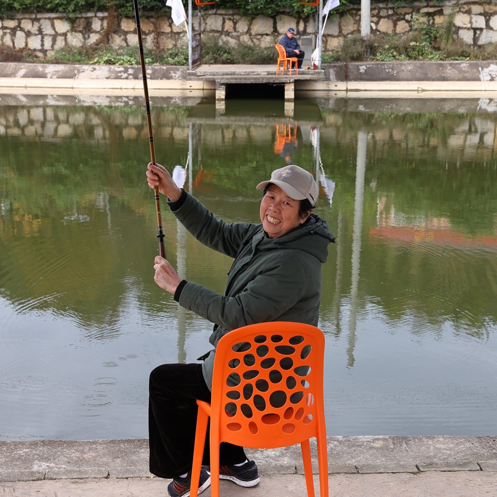 震惊！湖南景区竟高薪聘请60+老人钓鱼，背后真相让人意想不到！