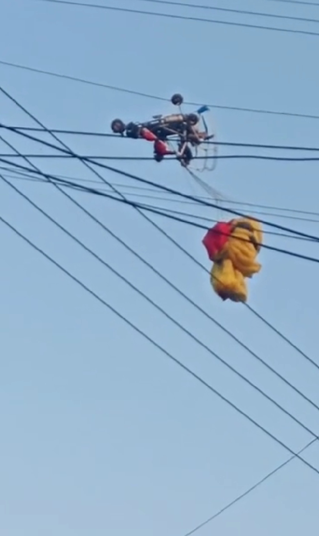 惊魂瞬间！滑翔伞失控挂上高压线，生死一线间！